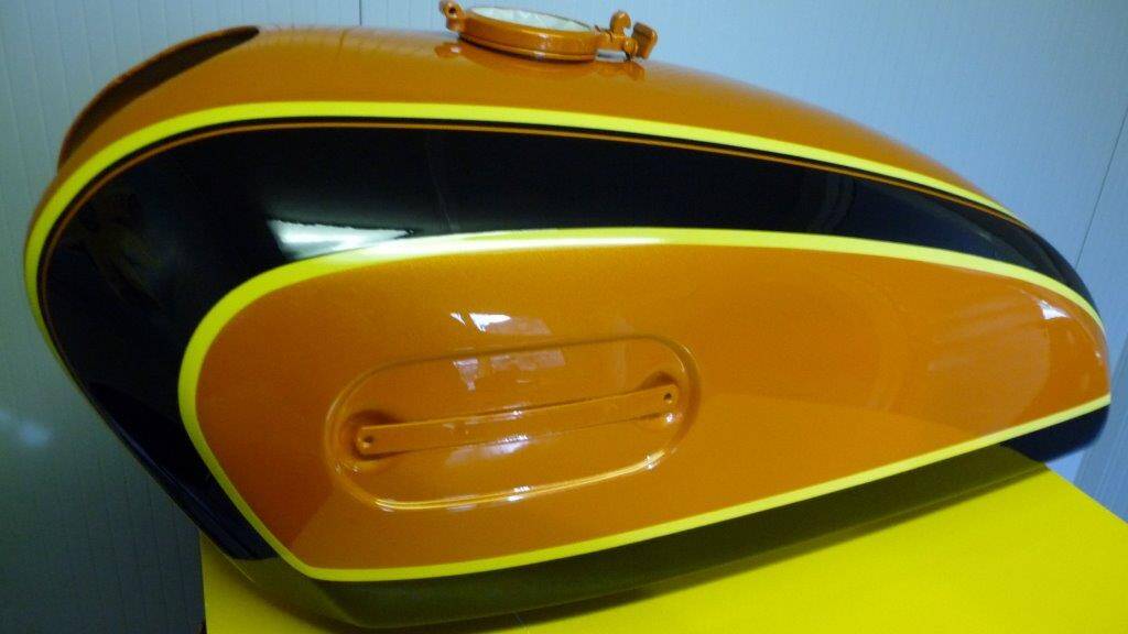 Motorfahrradtank in Orangem Farbton mit Zierlinien/ Dekor in schwarz und gelb.